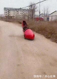 |搞笑GIF:大哥,咱村里的车中,就数你这高跟鞋敞篷车拉风