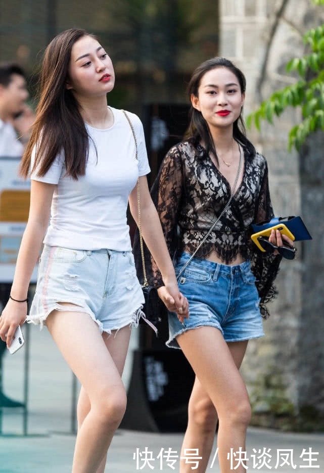 T恤|牛仔热裤搭配纯白修身T恤,简约风展现小清新之美