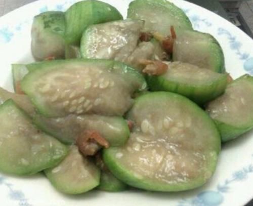 炒丝瓜,直接下锅就错了难怪丝瓜变黑又难吃,早看早受益