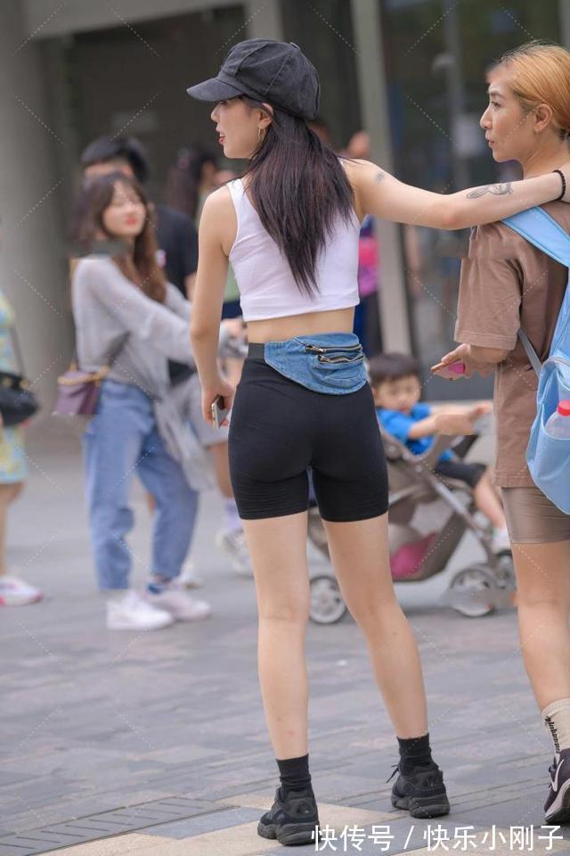 线条感 简朴朴素的穿搭,彰显青春时尚气质