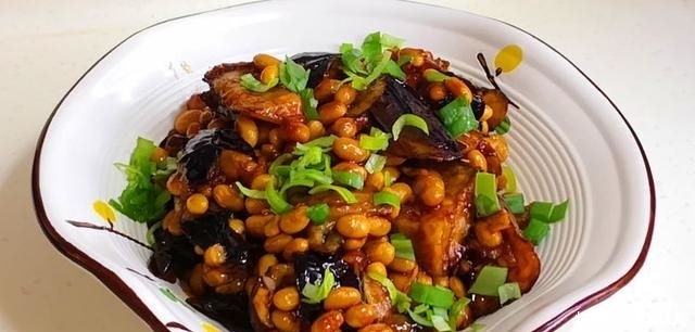 黄豆还有此种吃法?加点茄子比肉还好吃,软绵解馋不油腻