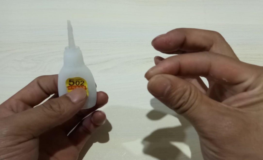 风油精|手指被502胶水粘住不用急，教你一招，只需这样做胶水自动融化
