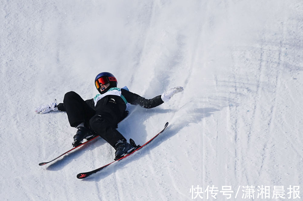 自由式滑雪|谷爱凌进行赛前训练，备战自由式滑雪大跳台项目