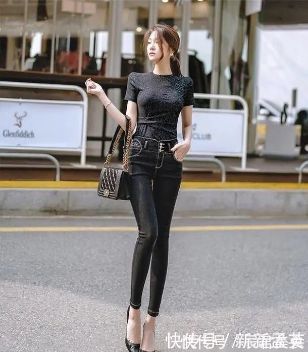 成熟 牛仔裤突出了女性成熟优雅的气质,展现完美的身材比例