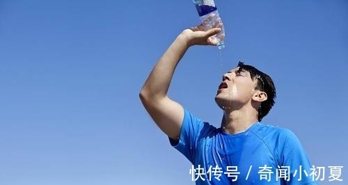 物体|为什么衣服浸了水颜色变深?
