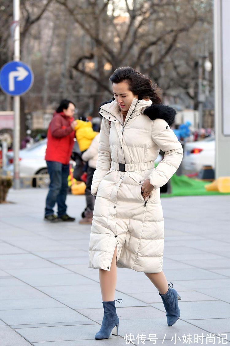 毛呢连衣裙|街拍:美女搭配粉红色的毛呢连衣裙,黑色高跟过膝靴,非常时尚!