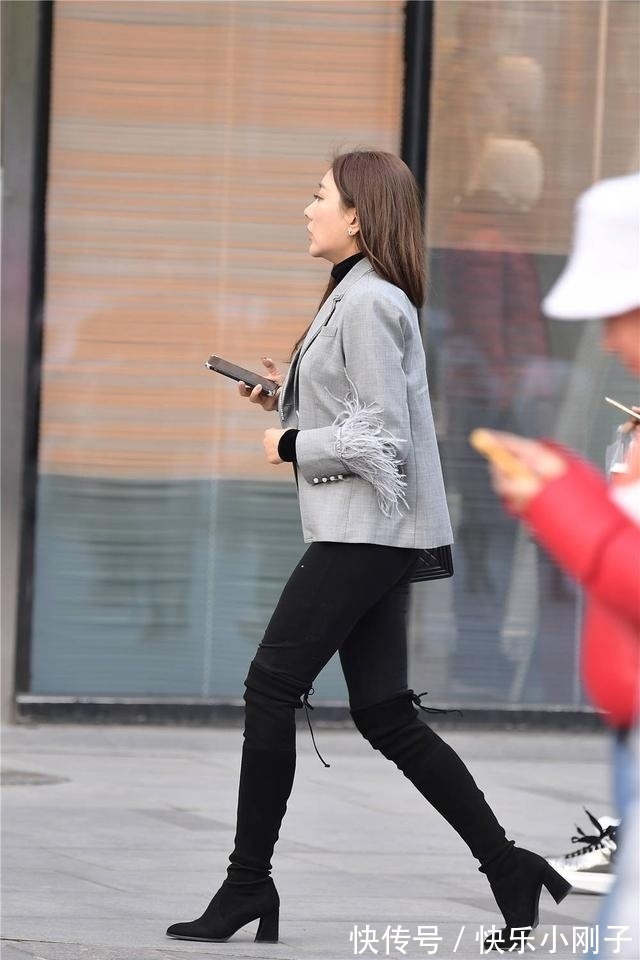 西服 黑色紧身裤搭配黑色粗跟过膝长靴,浅灰色西服,混搭也可以很精致