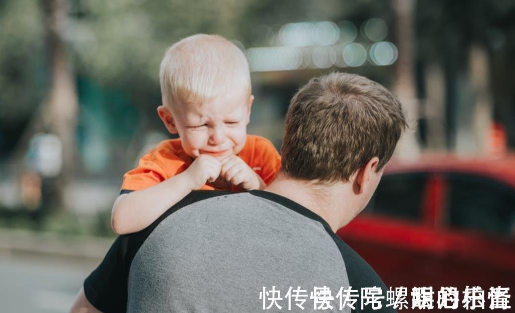 父母|孩子的快乐都在伪装,有这几种行为,说明他内心很难受