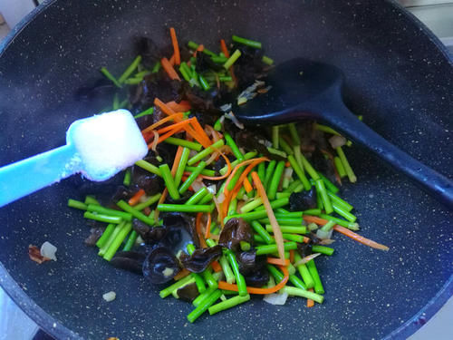 它和鸡蛋是绝配，一起炒，鲜上加鲜，孩子多吃长身体，营养又实惠