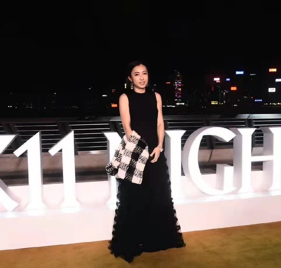 甘比|甘比终于暴露!做公益妆容精致不似以往,穿健美裤大秀身材好高调