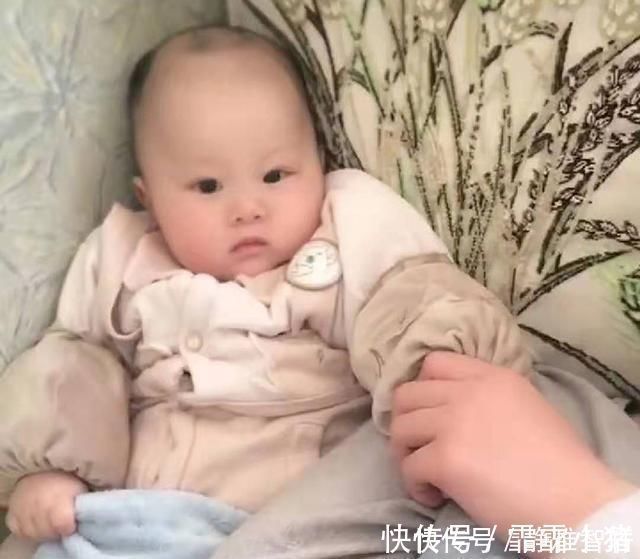 爸爸哄小宝宝睡觉,突然放音乐,宝宝反应把妈妈笑翻了