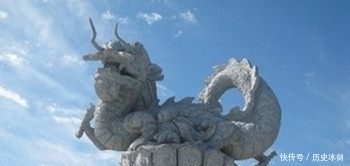 老石匠被打,徒弟为师父出气,居然做了个小玩意放在人家祖坟里面