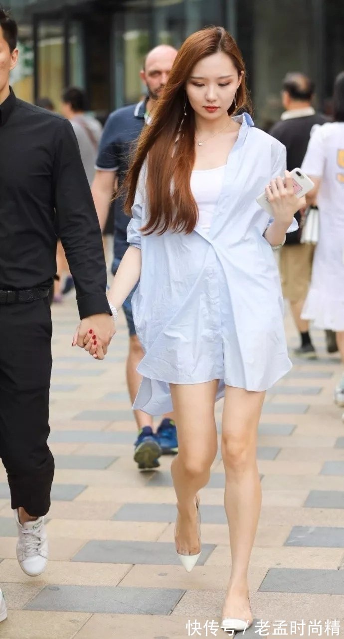 女朋友 街拍:果然是别人家的女朋友,长发飘逸,肤白貌美