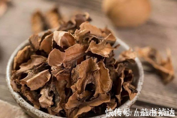核桃皮|核桃中的分心木竟然是宝，用来泡水喝有4个功效，男人女人都需要