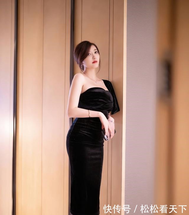 黑色 晚礼服已经不流行了，现在流行这样的黑色连衣裙