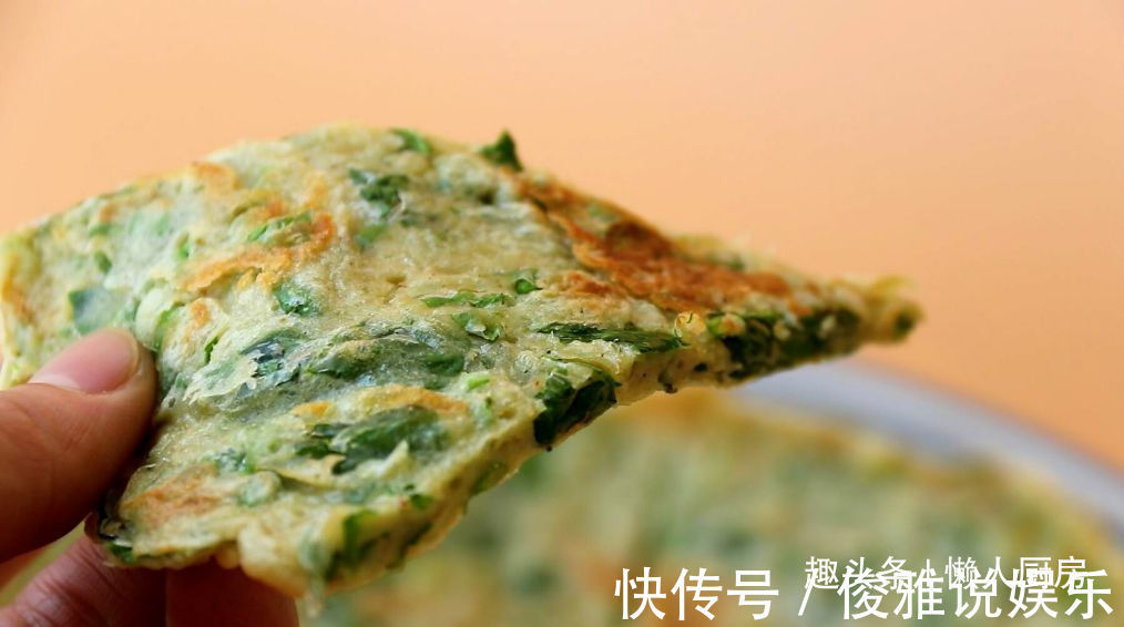 别再把芹菜叶子扔掉了，配上鸡蛋和面粉，教你做芹菜鸡蛋饼