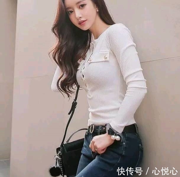 优雅|小姐姐性感迷人,搭配牛仔裤尽显女神魅力,洋溢着优雅女人味