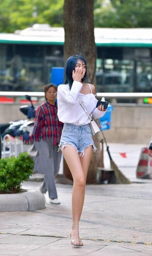 青春|年轻女生穿热裤是青春,轻熟女人穿热裤就是性感