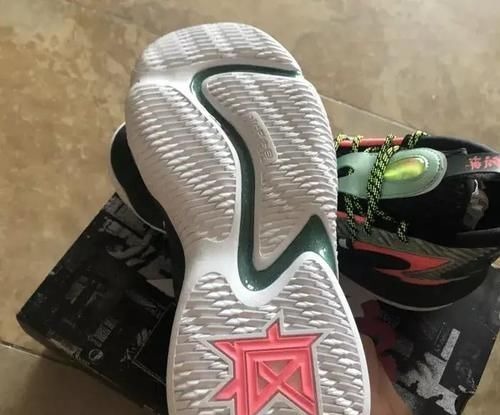 水泥地 绝对耐磨,最适合水泥地的实战篮球鞋推荐!