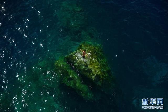 巨浪|巨浪冲刷后坍塌，马耳他著名景点“蓝窗”不再