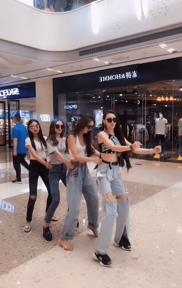 绿色|街拍,美女穿绿色的无袖裸背连衣裙,很是动人