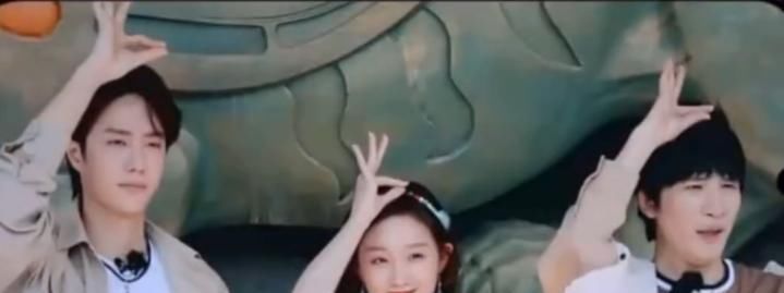 被迫|王一博答错问题被惩罚却享受指压板,现场学孔雀被迫营业