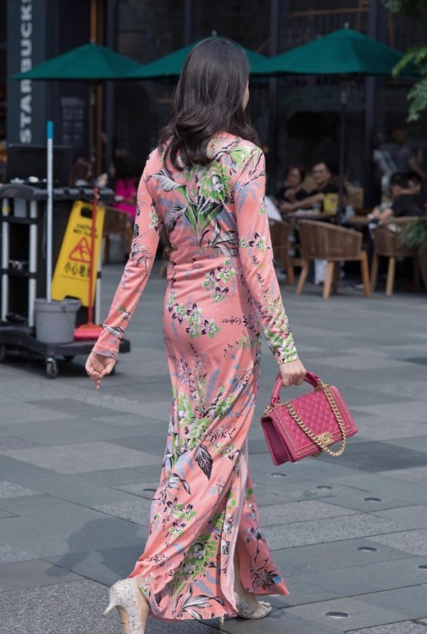 蕾丝|小姐姐这条长裙像戏服,具有别致韵味