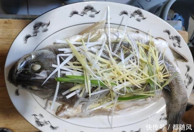 鲈鱼|想吃鱼没有时间做,馋鱼香不会做,试试家常清蒸鲈鱼,就能满足你
