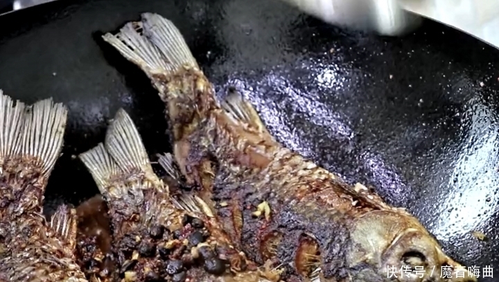 学会鲫鱼此做法,鲜香多汁又下饭,简单几步,出锅家人抢着吃