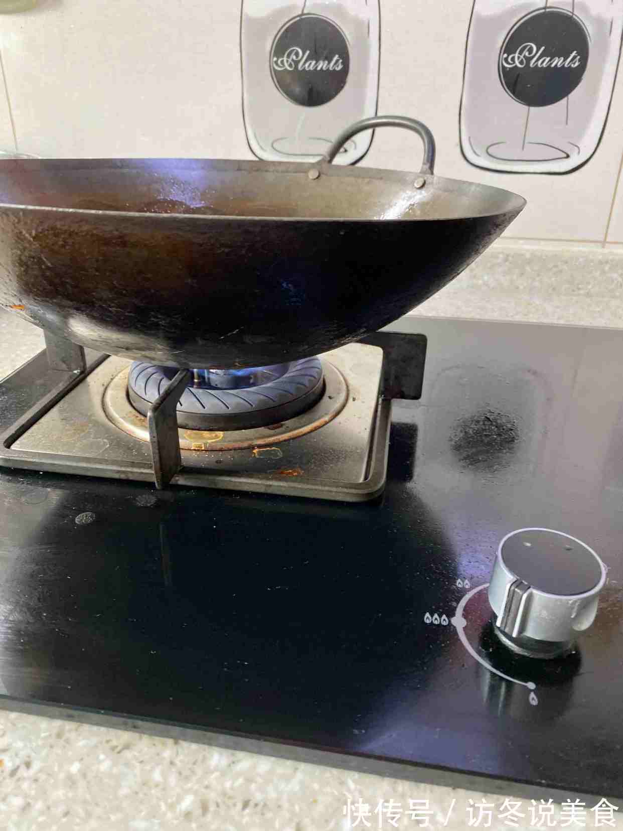 现在才知道，炒茄子不能先放油！大厨教你1招，茄子不吸油不发黑