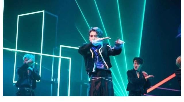 r1se|独家探访赵让TME live首秀:这一次,他一个人撑起了整个舞台