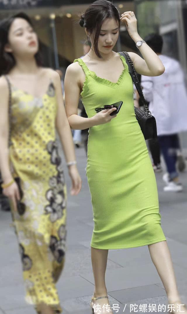 小姐姐|牛油果色吊带裙，让水润的肌肤更显洁净白皙，时尚性感