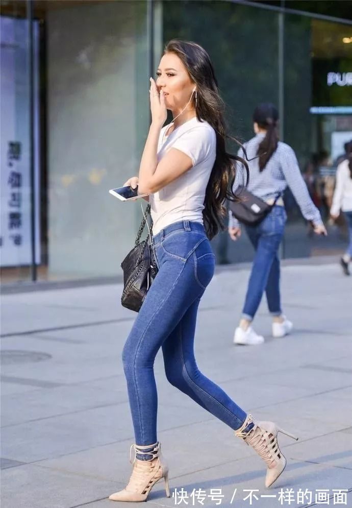 身材高挑 风韵迷人的小姐姐,打底裤充满女神气质,很显格调