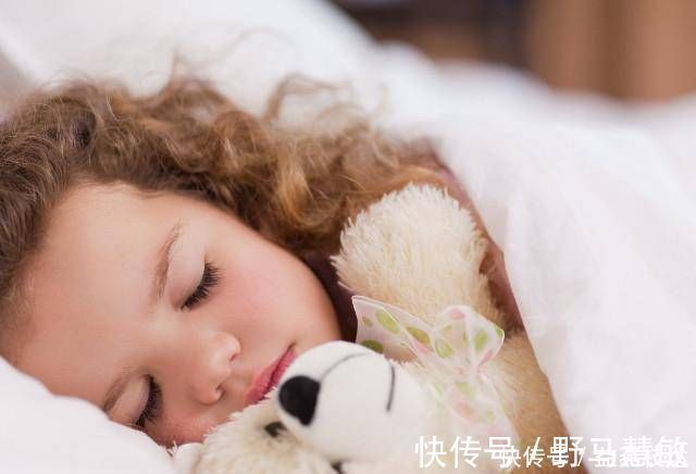 家长|孩子为啥不长个,睡前对孩子做的3件事,第3件很多宝爸宝妈都在做