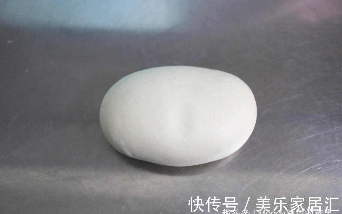 2分钟出锅的烙薄饼，又软又香卷着吃，用凉水还是热水揉面不挑剔