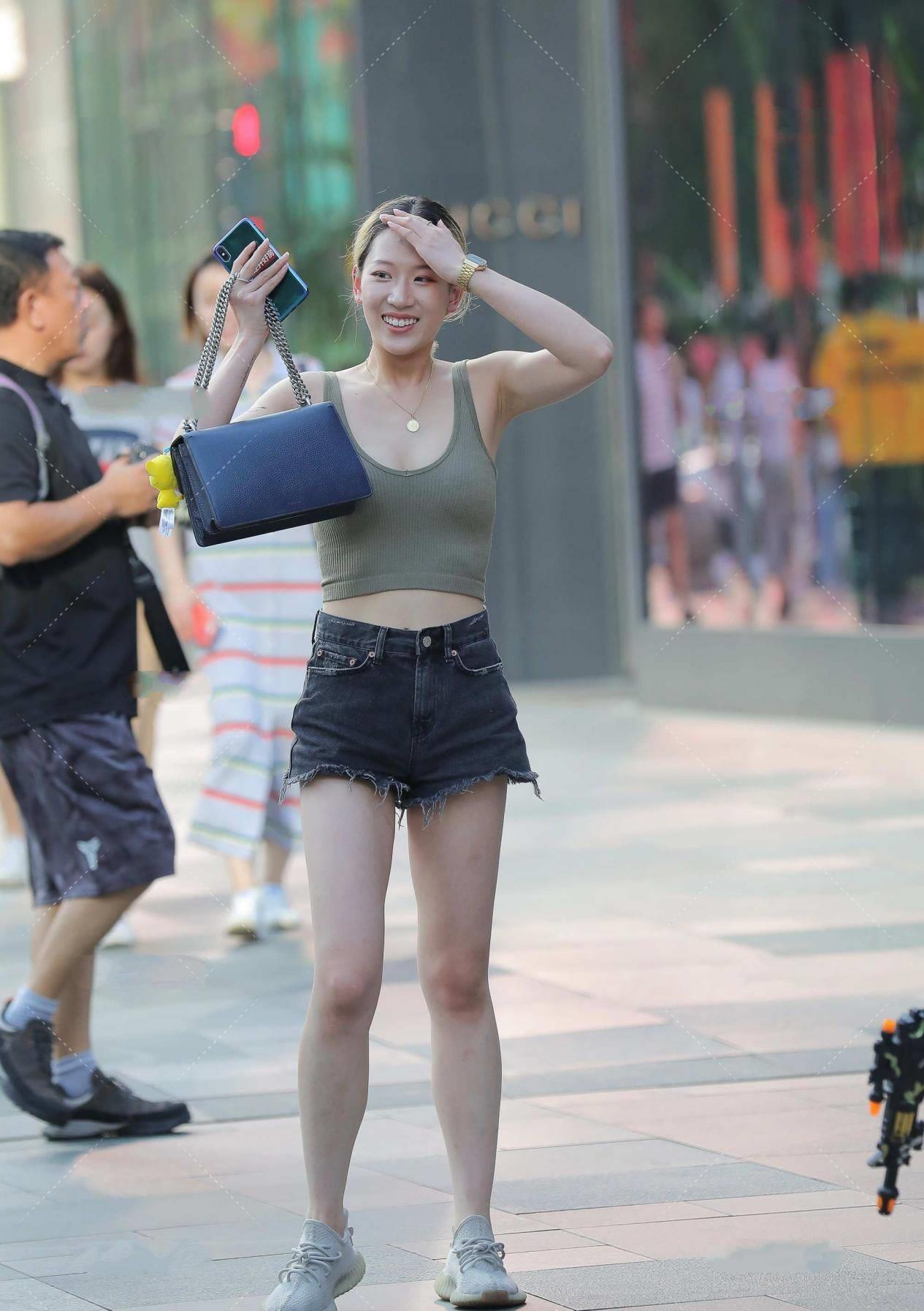 针织|想要增加穿搭自信?不妨尝试下短款背心搭牛仔短裤,显高又显瘦