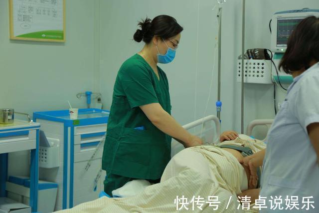 产房|孕妇分娩老公陪产，当孩子胎头露出来时，孕妇突然大喊救我丈夫！