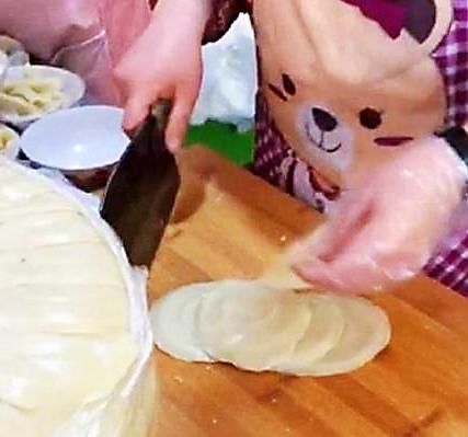 40岁大姐摆摊卖“特色小吃”，5元一碗，一天卖出300多碗！