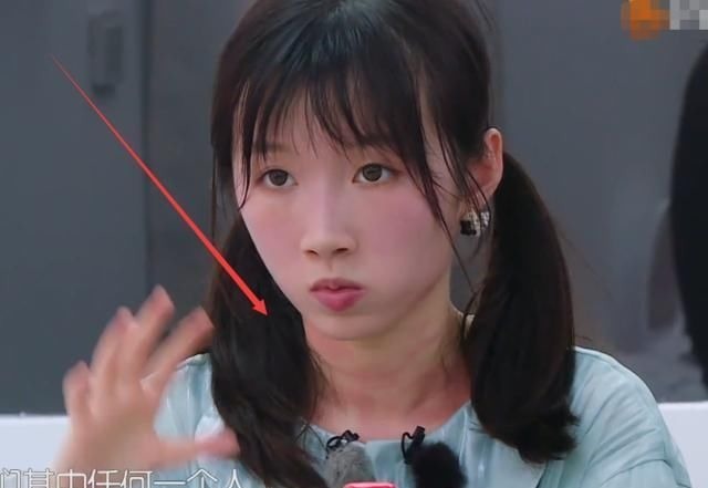 中餐廳有多偏心？吃飯時趙麗穎每個鏡頭都很美，李浩菲卻慘不忍睹