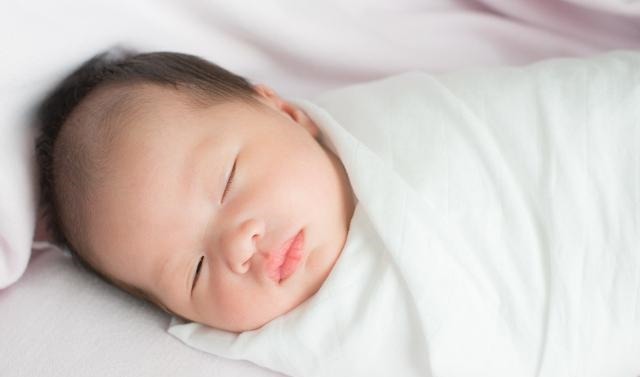 宝爸|月嫂犯困,出生2天新生儿摔出脑出血,负责人:孩子住医院舒服