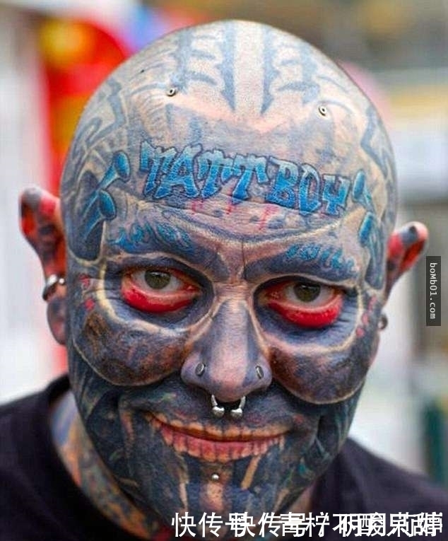 他把纹身刺满全身,连眼珠也没漏掉,现在一出门就吓坏路人