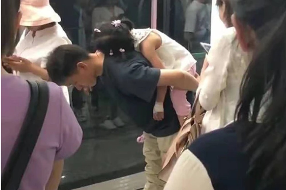 动作|爸爸带女儿看病的照片走红,看到他的动作,网友:关键时刻很靠谱