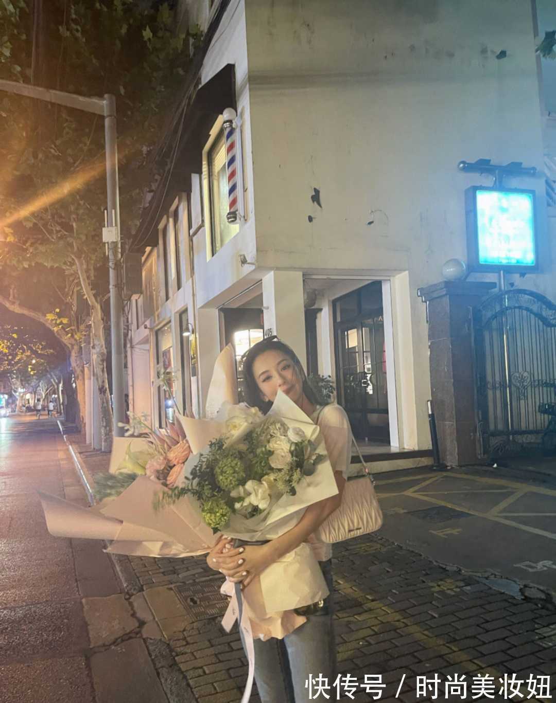 t恤|天王嫂“方媛”真低调,穿T恤配牛仔裤上班,没有一点明星架子