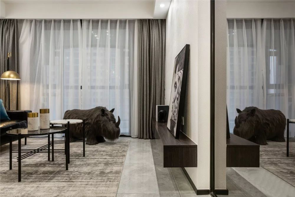 115㎡现代简约风,黑白灰气质高级!朋友却吐槽:像酒店