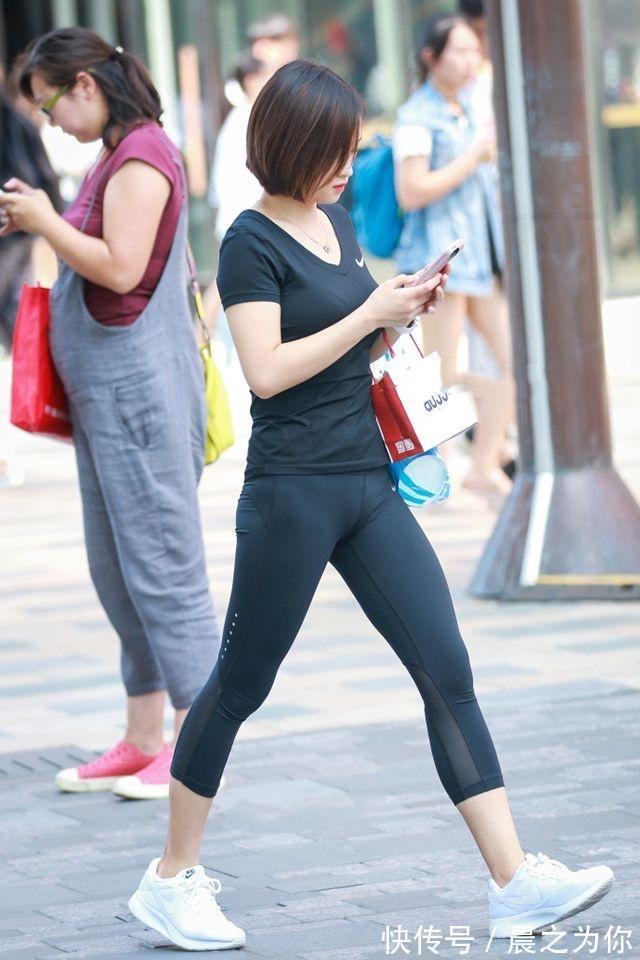 打底裤 -紧身打底裤美女,展现出修长的腿部,吸引路人眼球