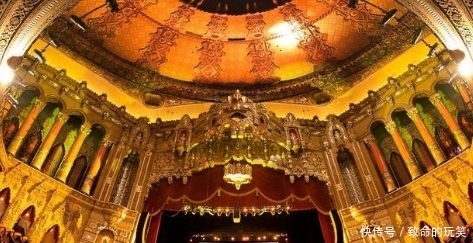 图为|世界各种特色电影院,情侣座就是一张床