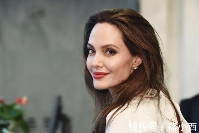 安吉丽娜·朱莉|安吉丽娜·朱莉气质无敌了,穿白衬衫+大地色包臀裙,高级又优雅