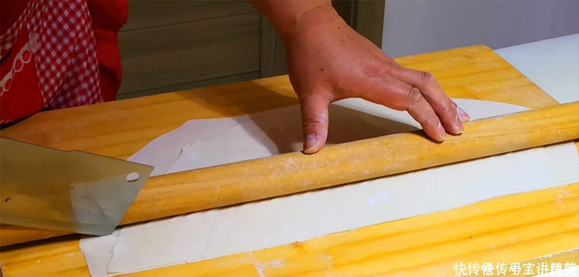 懒人|爱吃馄饨不会包?教你懒人做法,从擀皮到调馅讲解详细,太简单了