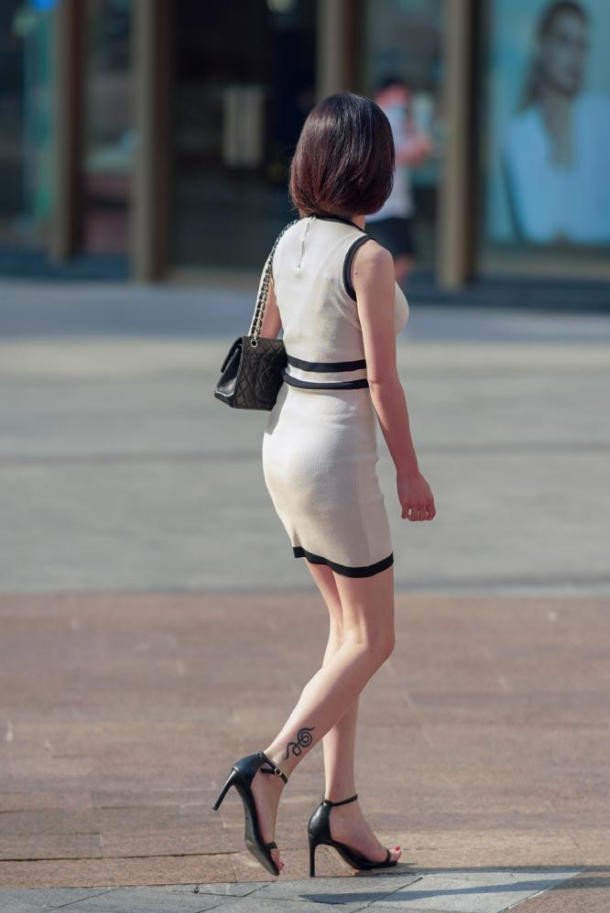 短裙|小姐姐一条纯白色连衣短裙,整体造型也展现出了清新大方的美