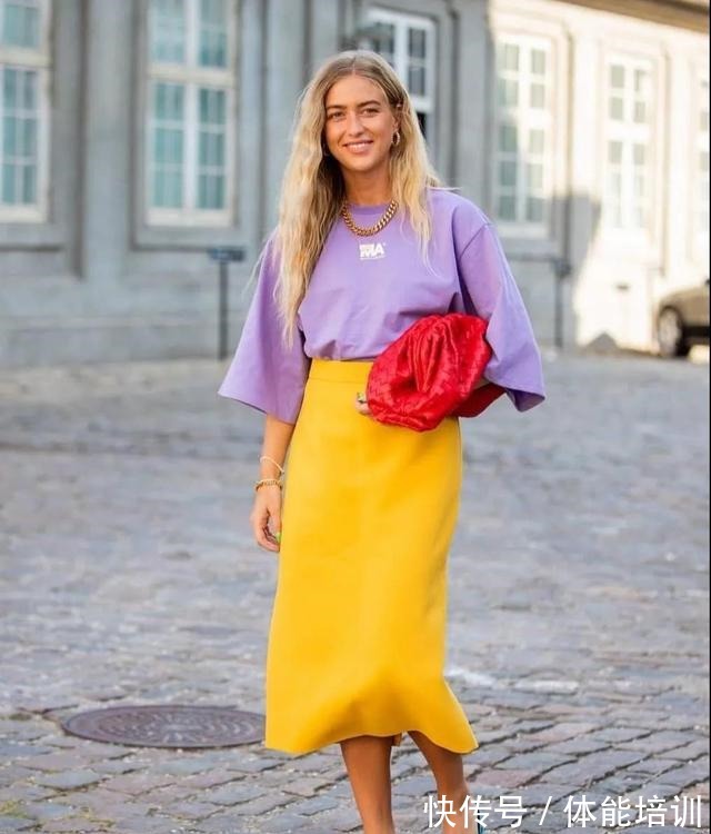 穿搭 白T恤不受宠了,今年流行糖果色T恤,青春时髦还显白!